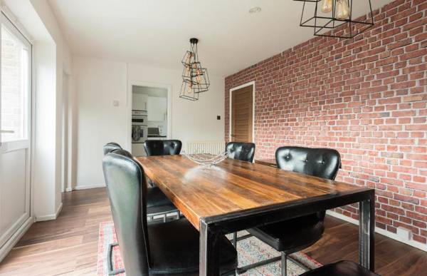 The Century Chalet - Contemporary 2BDR Townhouse with Parking