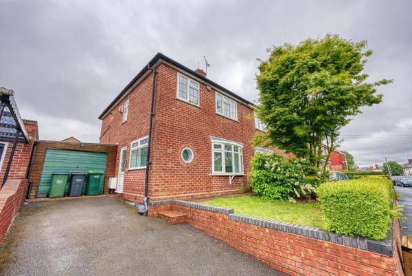 Modern 3 Bedroom 2 Bath House with Parking Wednesbury Birmingham