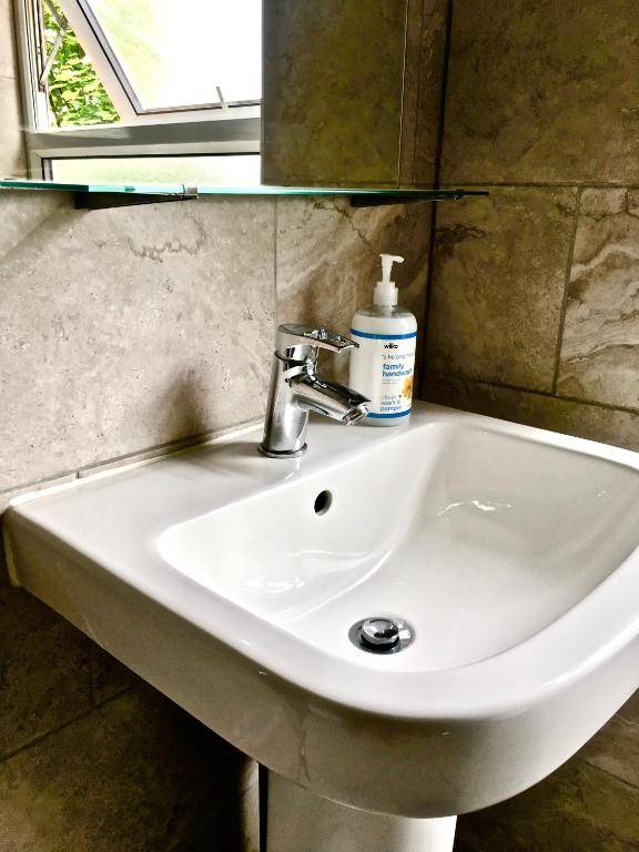 Perry Road beautiful large house available for Guests and Contractors Parking wifi