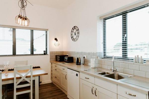 LIONHEART LUXURY LODGE sleeps 10 at Fairview Farm Nottingham set in 88 acres