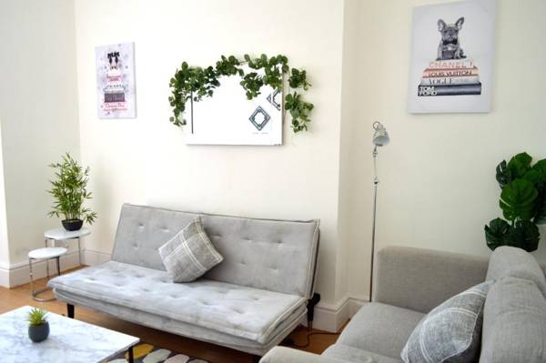 Beautiful Two-Bed Apartment with Driveway parking