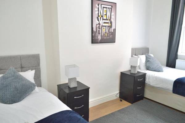 Beautiful Two-Bed Apartment with Driveway parking