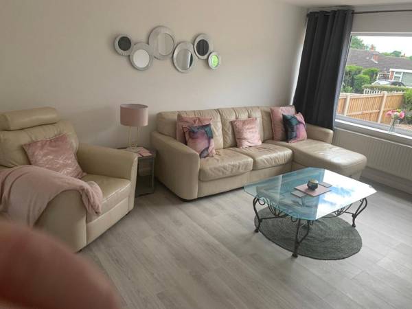 Crowthorne House beautiful Home for 8 Guests Cul-de-sac with Private Driveway