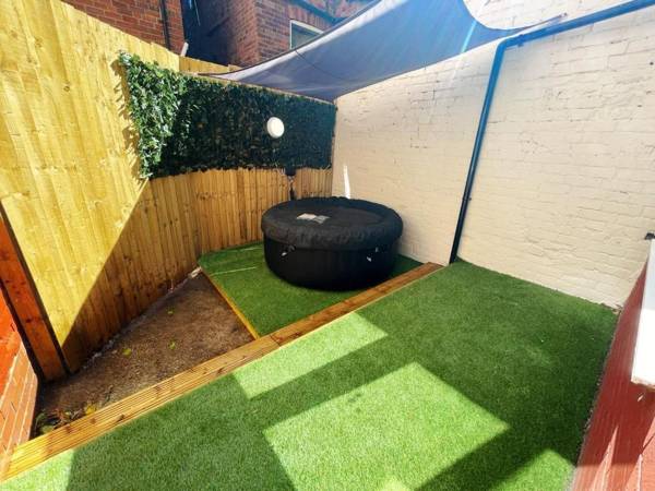 Spacious 2-Bed Apartment with Hot tub and Parking