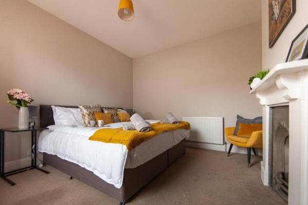 Large House - Contractors & Families & Private Parking by Comfy Workers