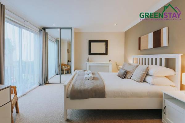 "The Penthouse Newquay" by Greenstay Serviced Accommodation - Stunning 3 Bed Apartment - Ideal for Families Mixed Groups Contractors and Relocations -Parking  Netflix Wi-Fi & Close To All Beaches & Restaurants