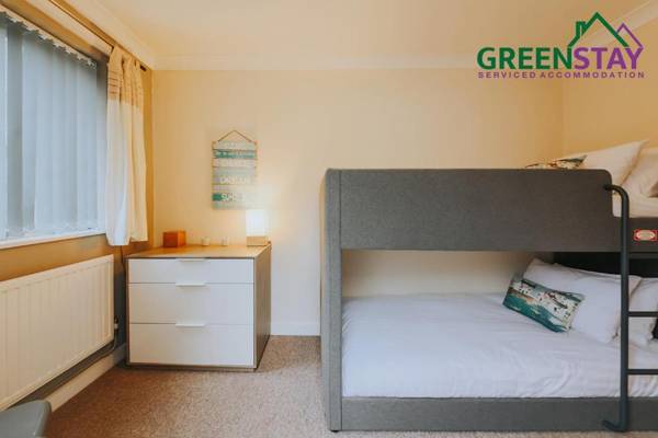 "The Penthouse Newquay" by Greenstay Serviced Accommodation - Stunning 3 Bed Apartment - Ideal for Families Mixed Groups Contractors and Relocations -Parking  Netflix Wi-Fi & Close To All Beaches & Restaurants