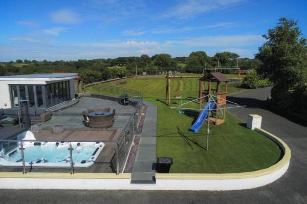 Knights Rest - 4 Bedroom Holiday Home - Princes Gate - Narberth