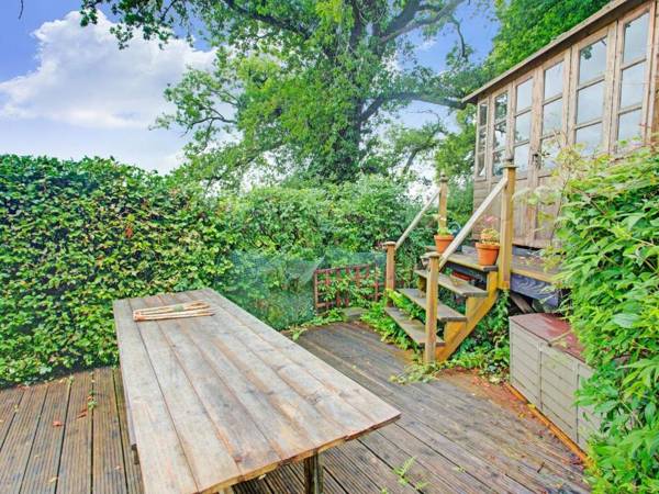 Hill view Holiday Home in Taunton with Garden and Balcony