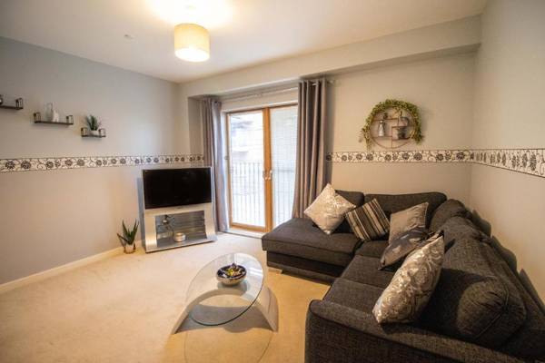 Large Modern Contractor House with Balcony & Private Parking - CMK by Comfy Workers