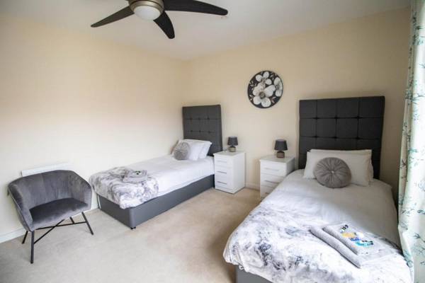 Large Modern Contractor House with Balcony & Private Parking - CMK by Comfy Workers