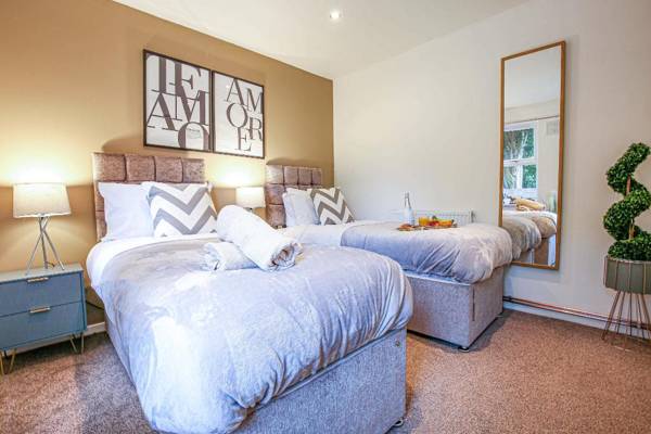 Shenley House with Garden Parking and Smart TV