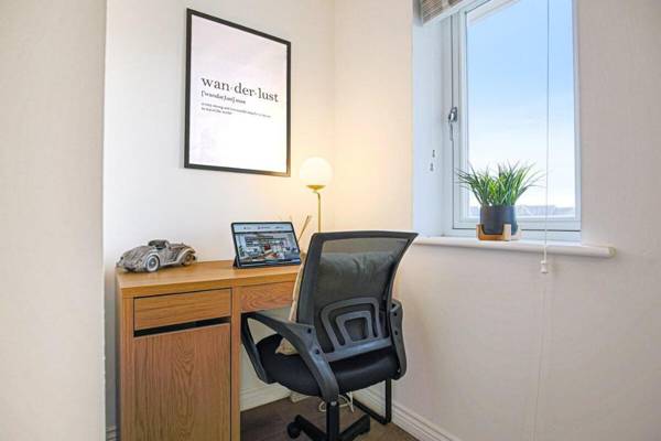 Workspace - Wenford House with Garden Parking and Smart TVs