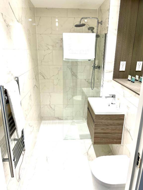 Luxurious MK City apartment- walk to train station