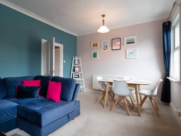 Westbrook Road - Top Floor Apartment with sea views from front door