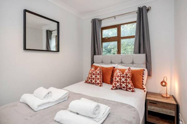 Maidenhead Pet Friendly 4 Bed House Free Parking