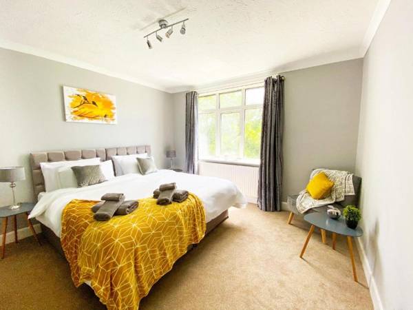 New Contractor House Near LLA Airport & M1 by Comfy Workers