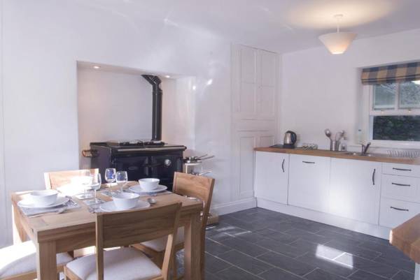 Bronfelin & Troed-y-Rhiw Holiday Cottage