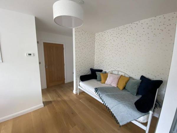 2 Bed Ground Floor Apartment - 11 Plas