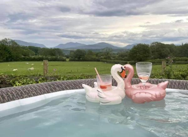 Peaceful Luxury Getaway Stunning Views & Hot Tub