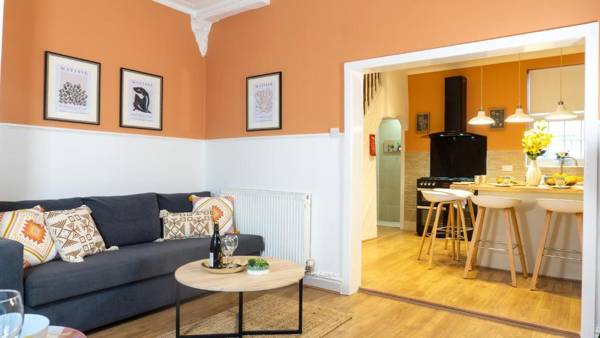 Air Host and Stay - Daisy House - Large 3 bedroom sleeps 8 10 minutes from city centre