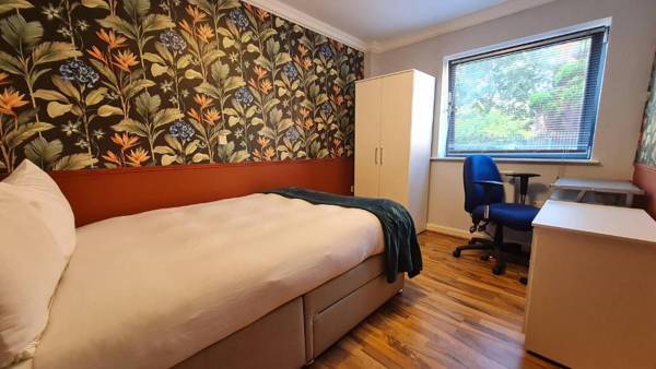 Workspace - SideMersey Livings - Two Bedroom Central Stay