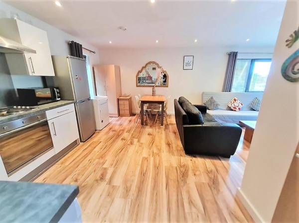 SideMerseyLivingscouk - Two-bedroom ground-floor apartment