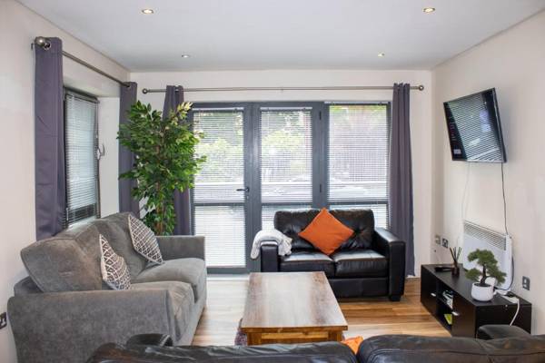 SideMersey Livings - Central Stay In 2 Bedroom Apartment with Parking
