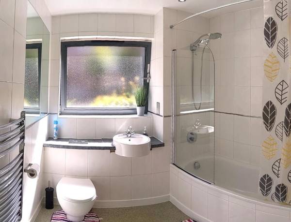 SideMersey Livings - Central Stay In 2 Bedroom Apartment with Parking