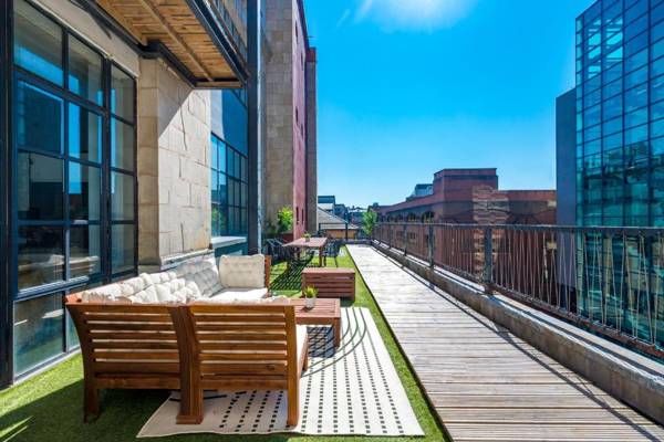 Charming 3Bed Manhattan Style Apt with Large Roof Terrace Parking and Netflix