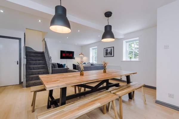 Coach House - 4 bedrooms - Beautiful Church Views - Free Parking