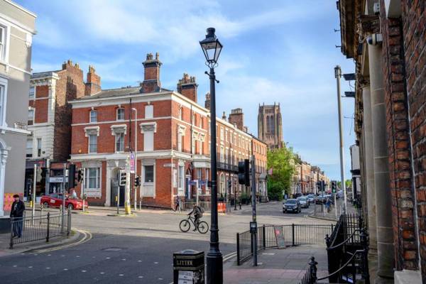 Rodney Street Luxury Townhouse Sleeps 30 Central and Stylish Apartments