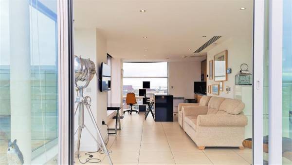 Workspace - SideMerseyLivingscouk - Central 2BR 2BA Penthouse in L2