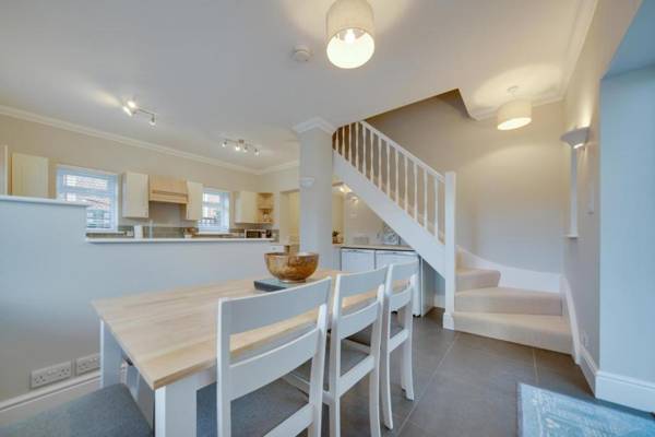 Super 5 Bedroom Family Friendly Retreat Rustington