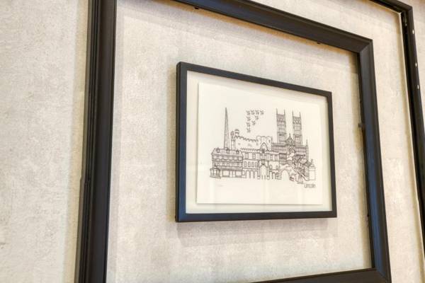 King size 1 bedroom comfort apartment en suite shower free toiletries wifi and hairdryer