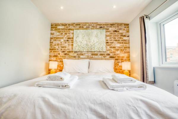 Exclusive 2 bedroom apartment centrally located free wifi netflix toiletries and hairdryer