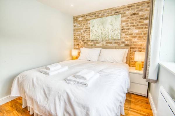 Exclusive 2 bedroom apartment centrally located free wifi netflix toiletries and hairdryer