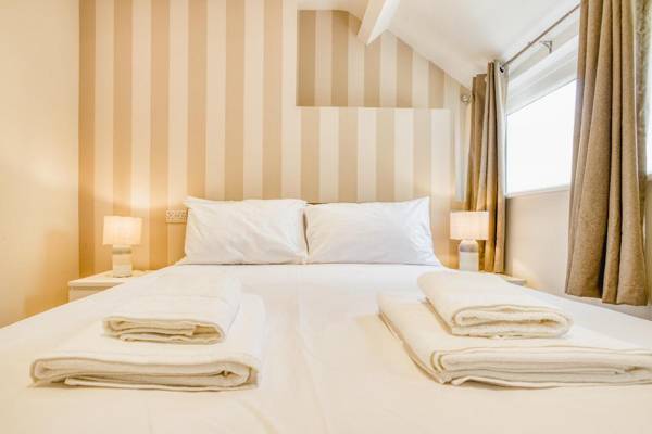 Superb 2 bedroom family apartment king size bed ensuite shower free wifi netflix and toiletries