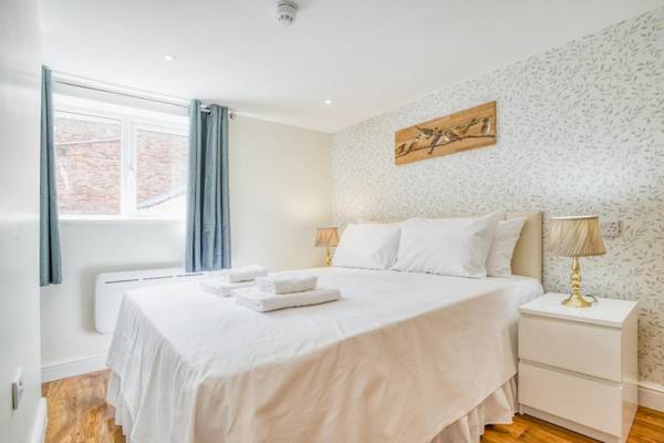 Superior 2 bedroom centrally located en-suite shower king size beds free toiletries wifi and netflix