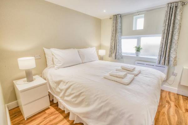 Superior 2 bedroom centrally located en-suite shower king size beds free toiletries wifi and netflix