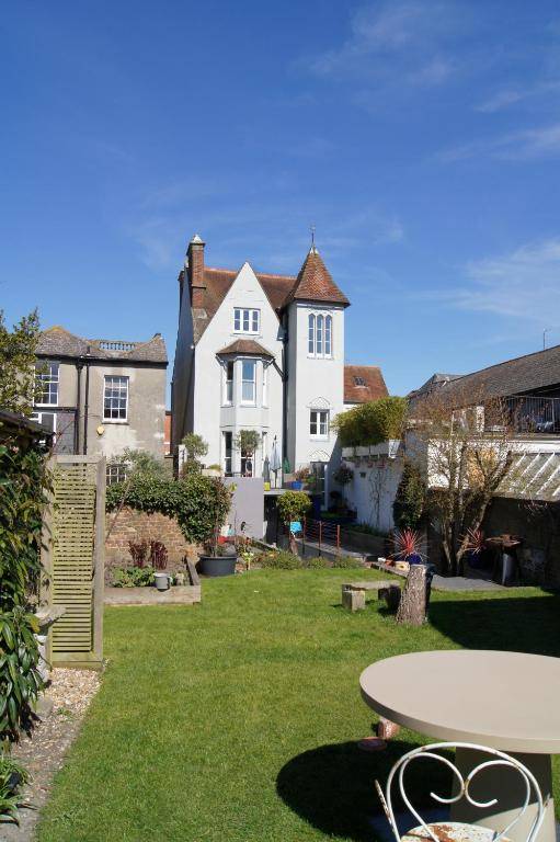 Montys Accommodation