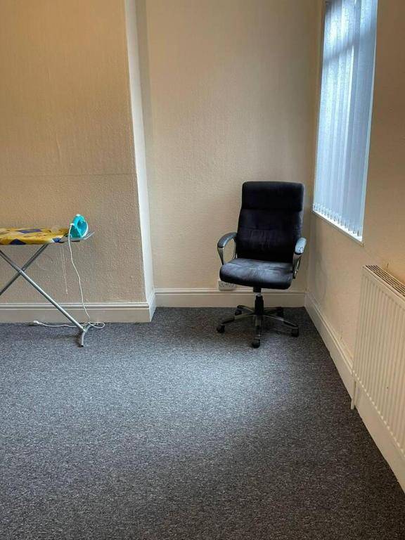 Workspace - Midlands Shortstays 1 Bed Flat self contained