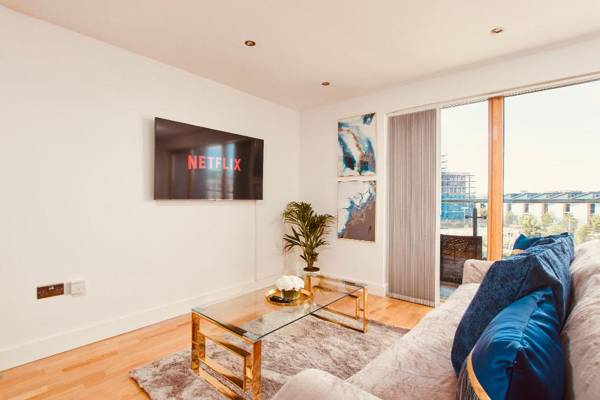 King Deluxe City Apt Large Balcony& Free Parking!