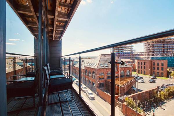 King Deluxe City Apt Large Balcony& Free Parking!