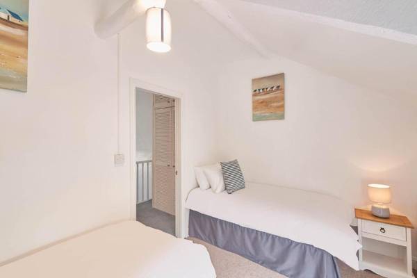 Host & Stay - Dove Grey 25 West End