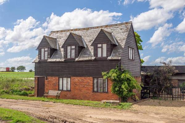 Stylish rural cottage with views over fields and the River Stour - The Granary