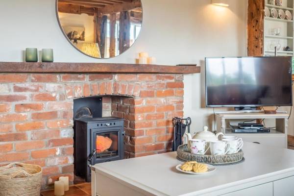 Stylish rural cottage with views over fields and the River Stour - The Granary