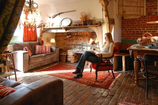 Orchard Cottage cosy rustic comfort just across the fields to a great Pub