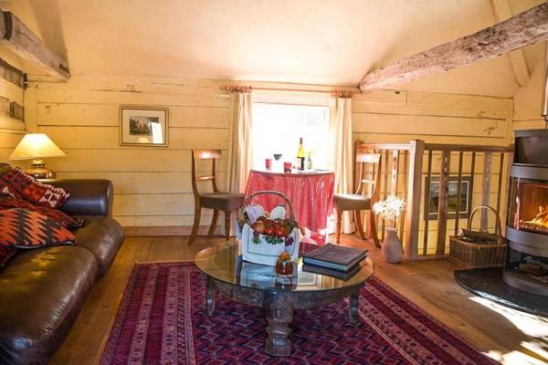 Mill Cottage set beside a Mill pond in a 70 acre Nature Reserve Bliss