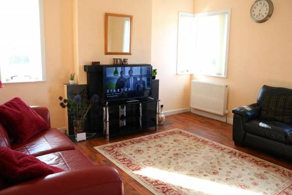 Bright 4 Bed Family Home by the Canal